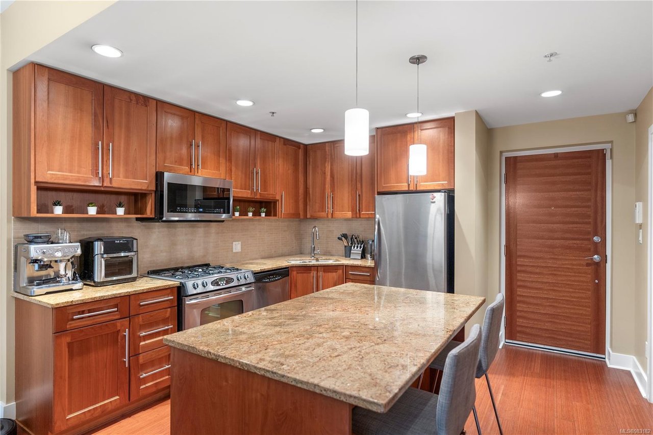 302-828 Rupert Terr, Victoria