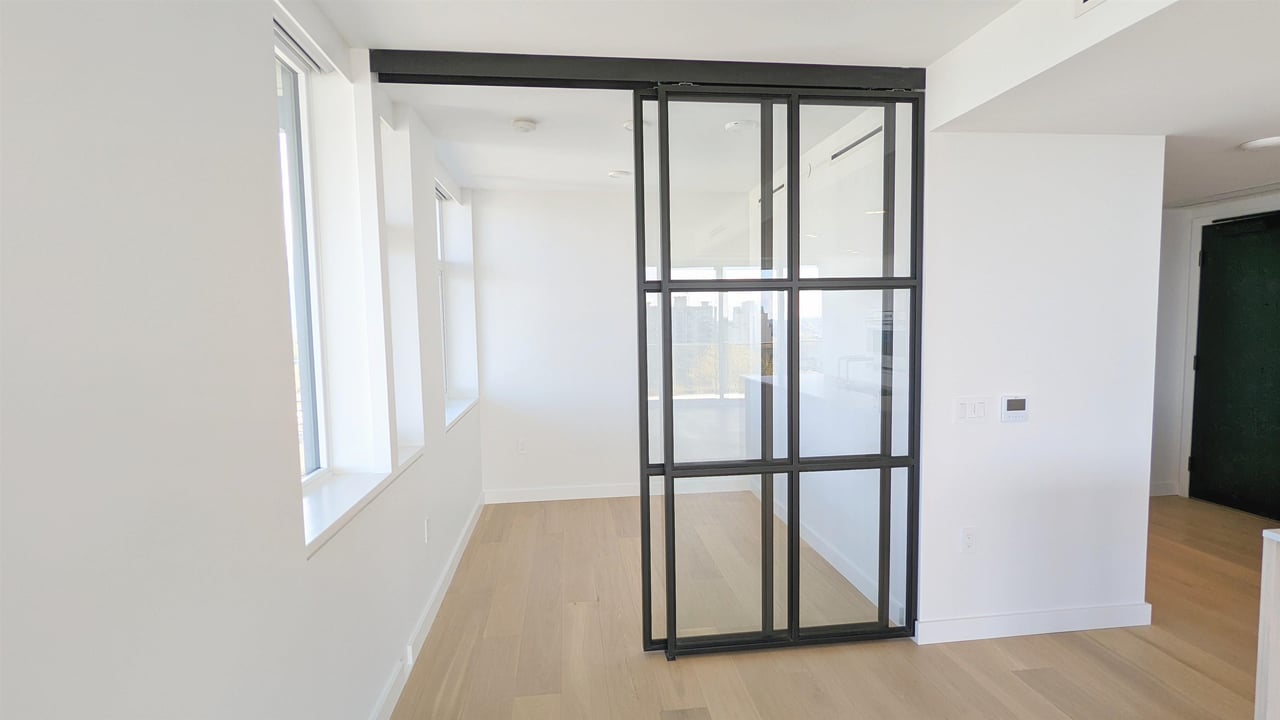 1302W-1180 Broughton St