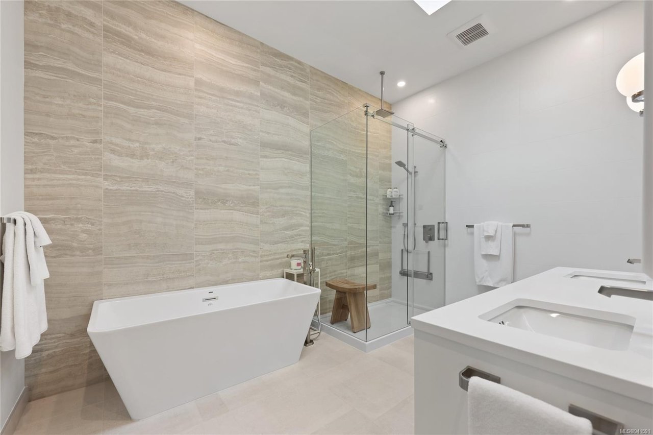 403-1018 Pentrelew Pl