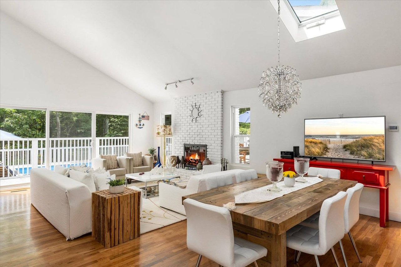 LIGHT AND BRIGHT, COMFY AND CLEAN. EAST HAMPTON SUMMER RENTAL