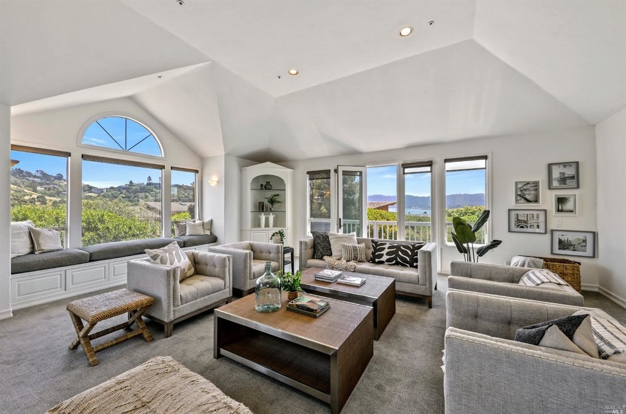 Contemporary Residence Adjacent to Open Space