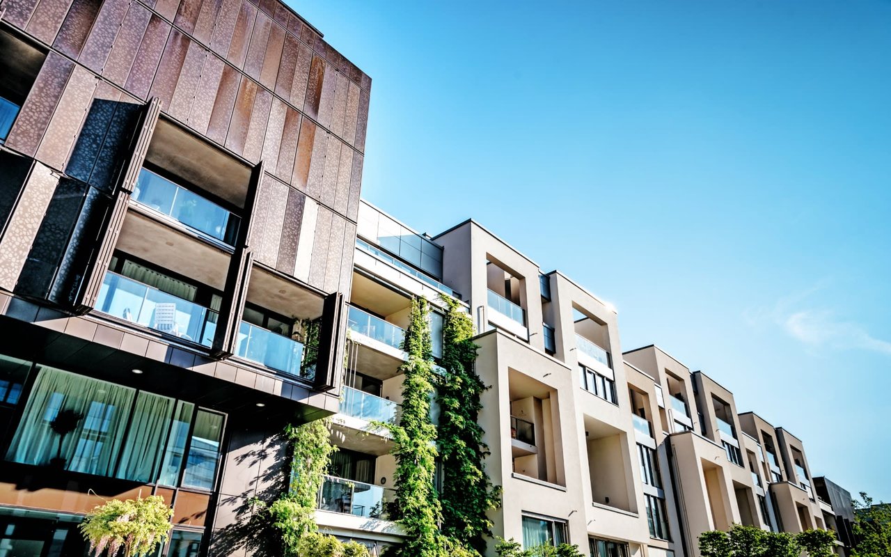 A row of apartment buildings against a calm and relaxing blue sky in Colorado.