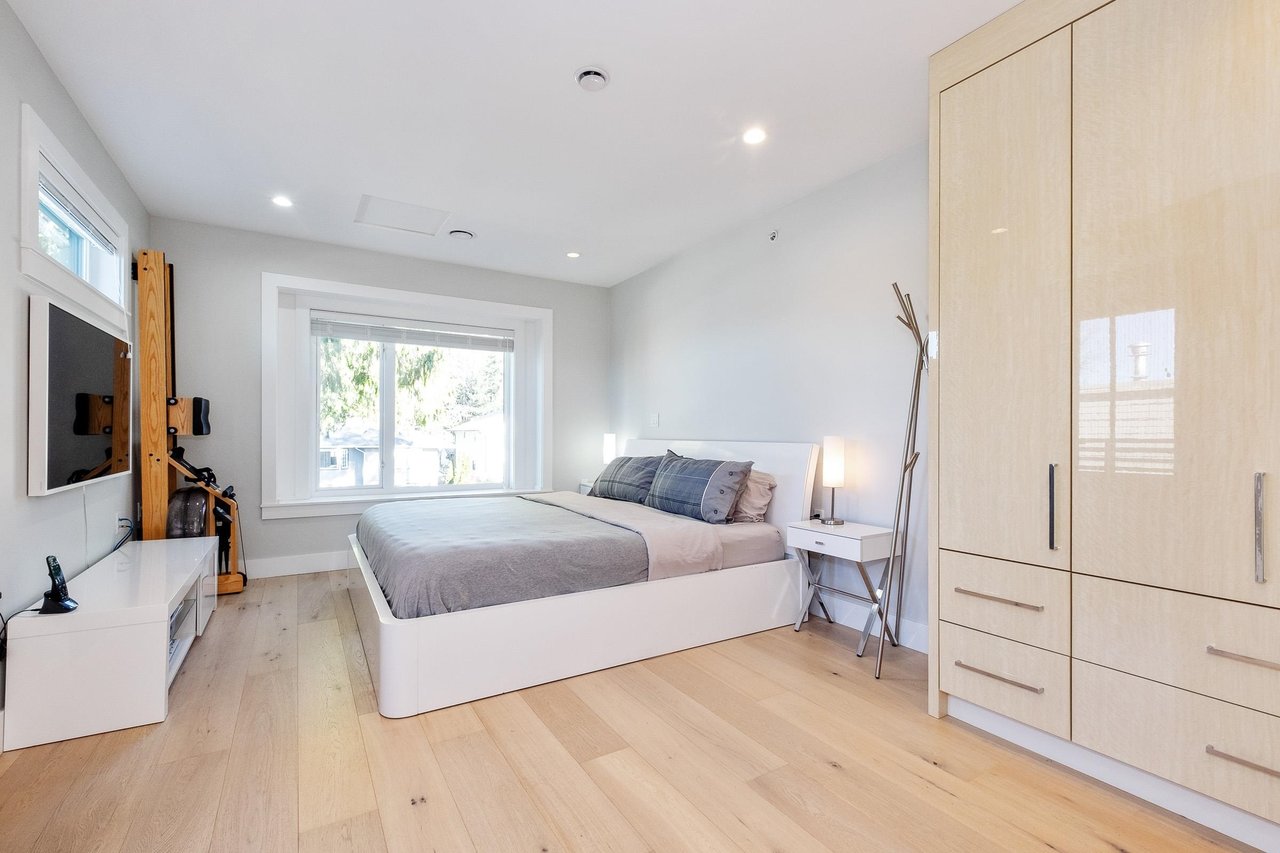 233 W 19th St