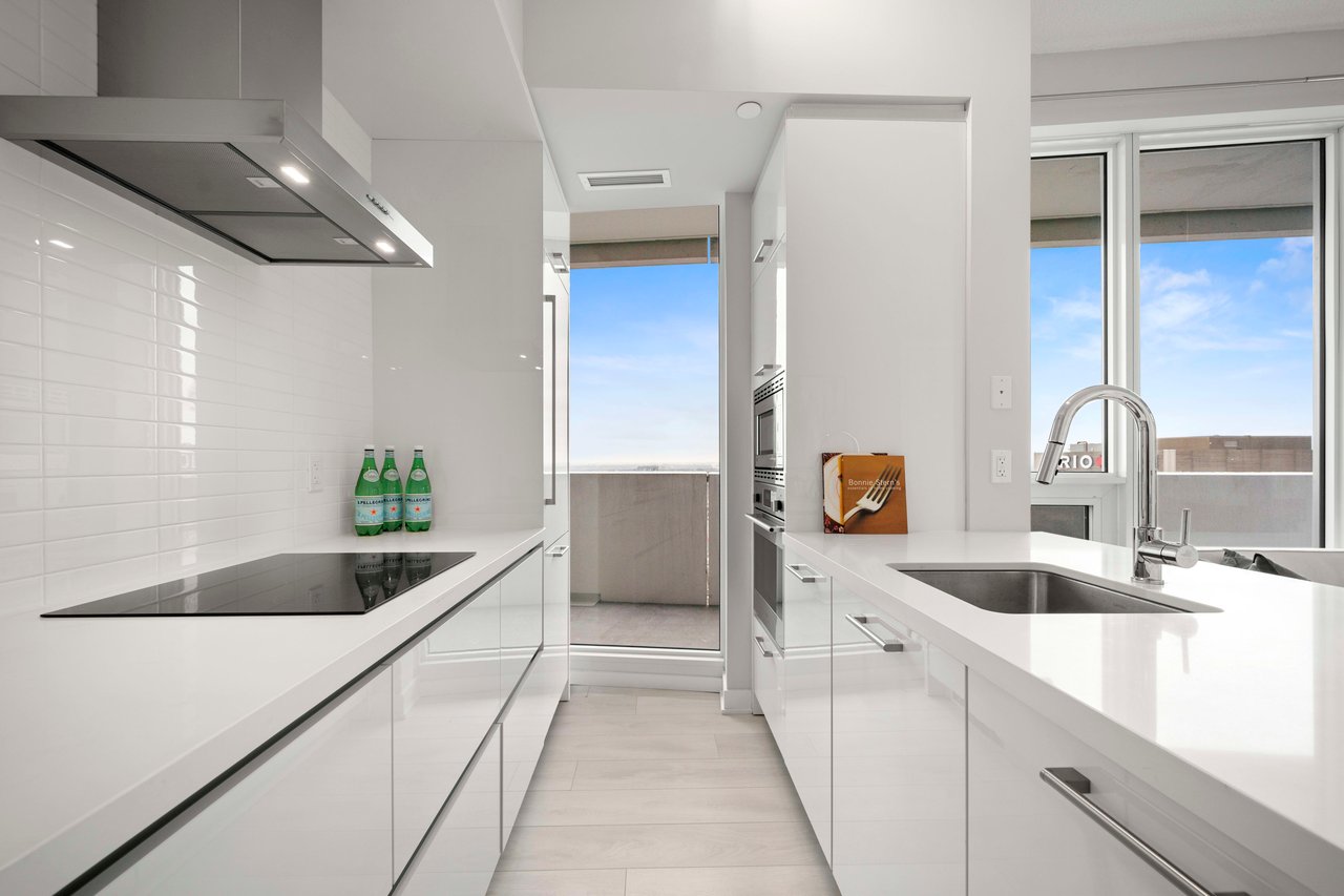 2221 Yonge Street Suite 2909