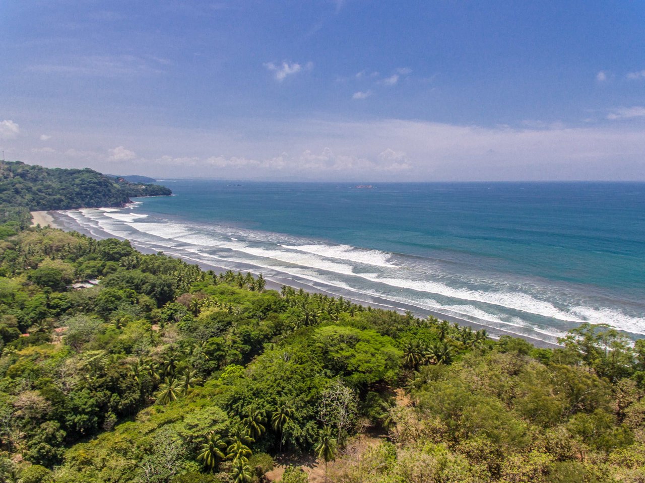 A highly-rated and high-occupancy resort with a hotel, cabins, on-site restaurant and a pool an easy 5-minute walk from PLAYA UVITA and Marino Ballena National Park!