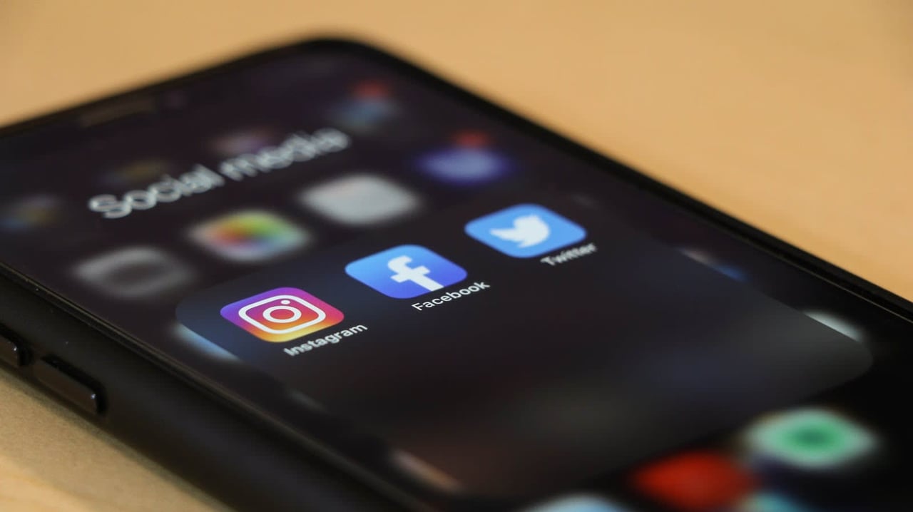Smartphone displaying Instagram, Facebook, and Twitter app icons.