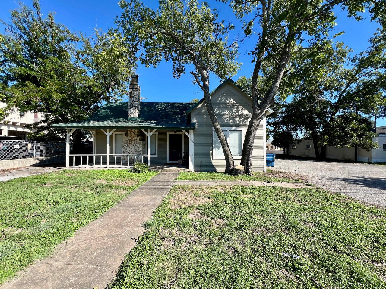 Sidney Baker & Jefferson- PRIME CORNER LOT in Kerrville 