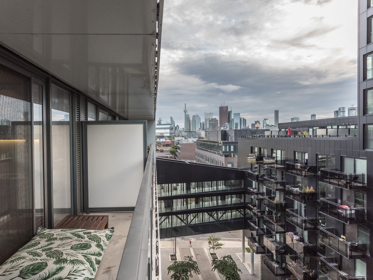 RIVER CITY II OVERSIZED SUITE