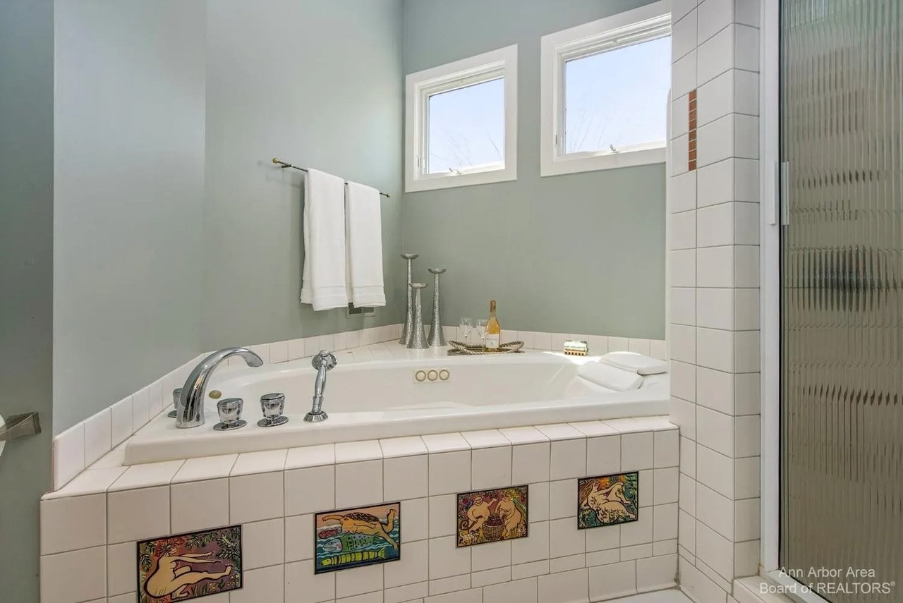 2566 Thornapple Drive, Ann Arbor, MI 48103