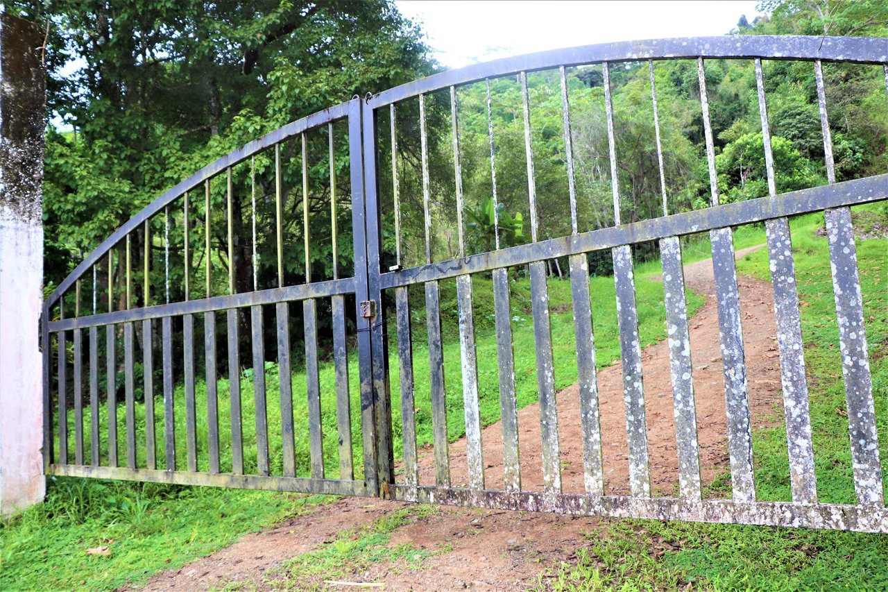 9 acres property with 360 panoramic views and 80m highway frontage