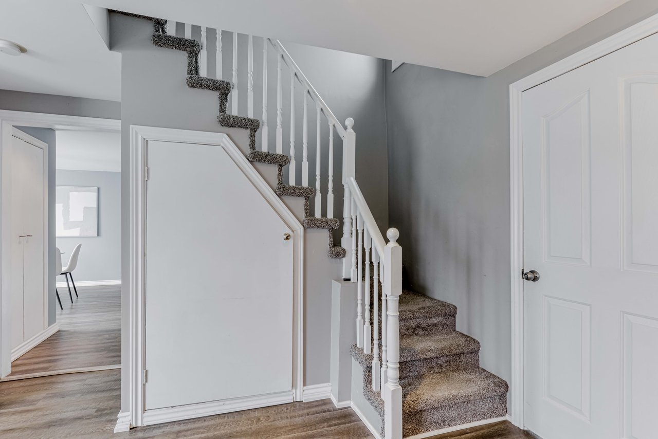 COLONIAL-STYLE HOME OFF LAKE SIMCOE