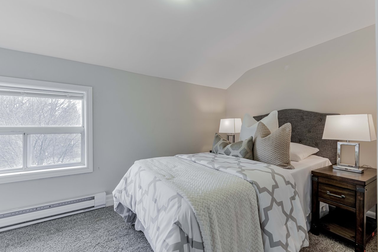 COLONIAL-STYLE HOME OFF LAKE SIMCOE