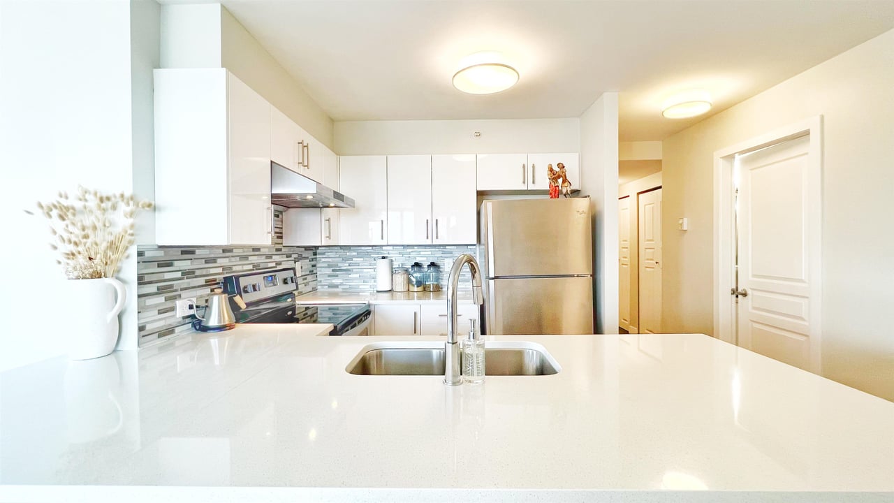 905-3438 Vanness Ave
