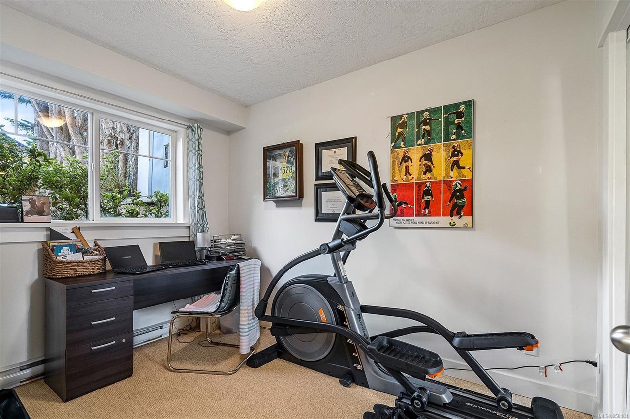 2-933 Empress Ave