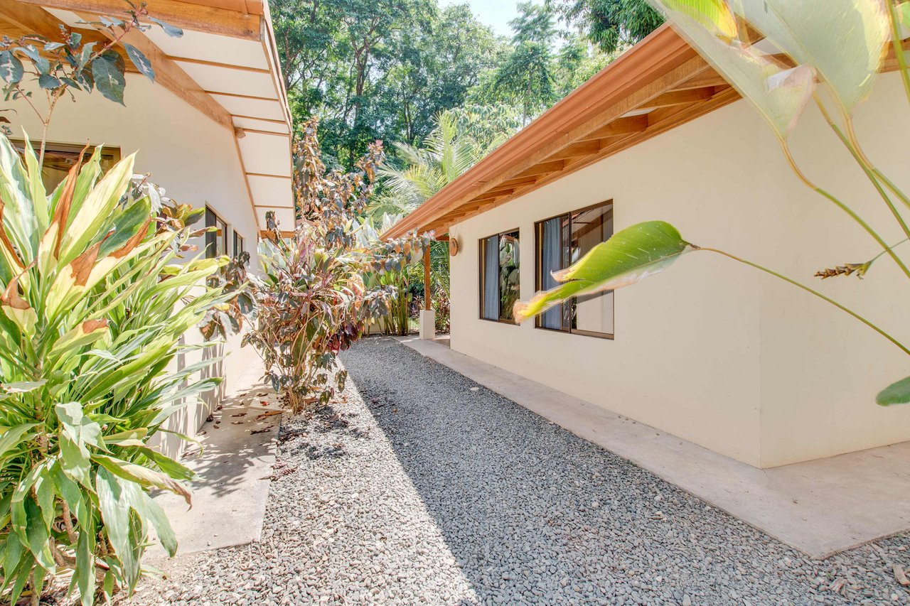 A highly-rated and high-occupancy resort with a hotel, cabins, on-site restaurant and a pool an easy 5-minute walk from PLAYA UVITA and Marino Ballena National Park!