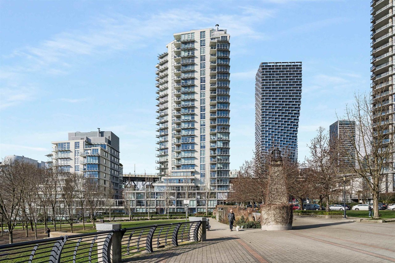 2205-638 Beach Cres