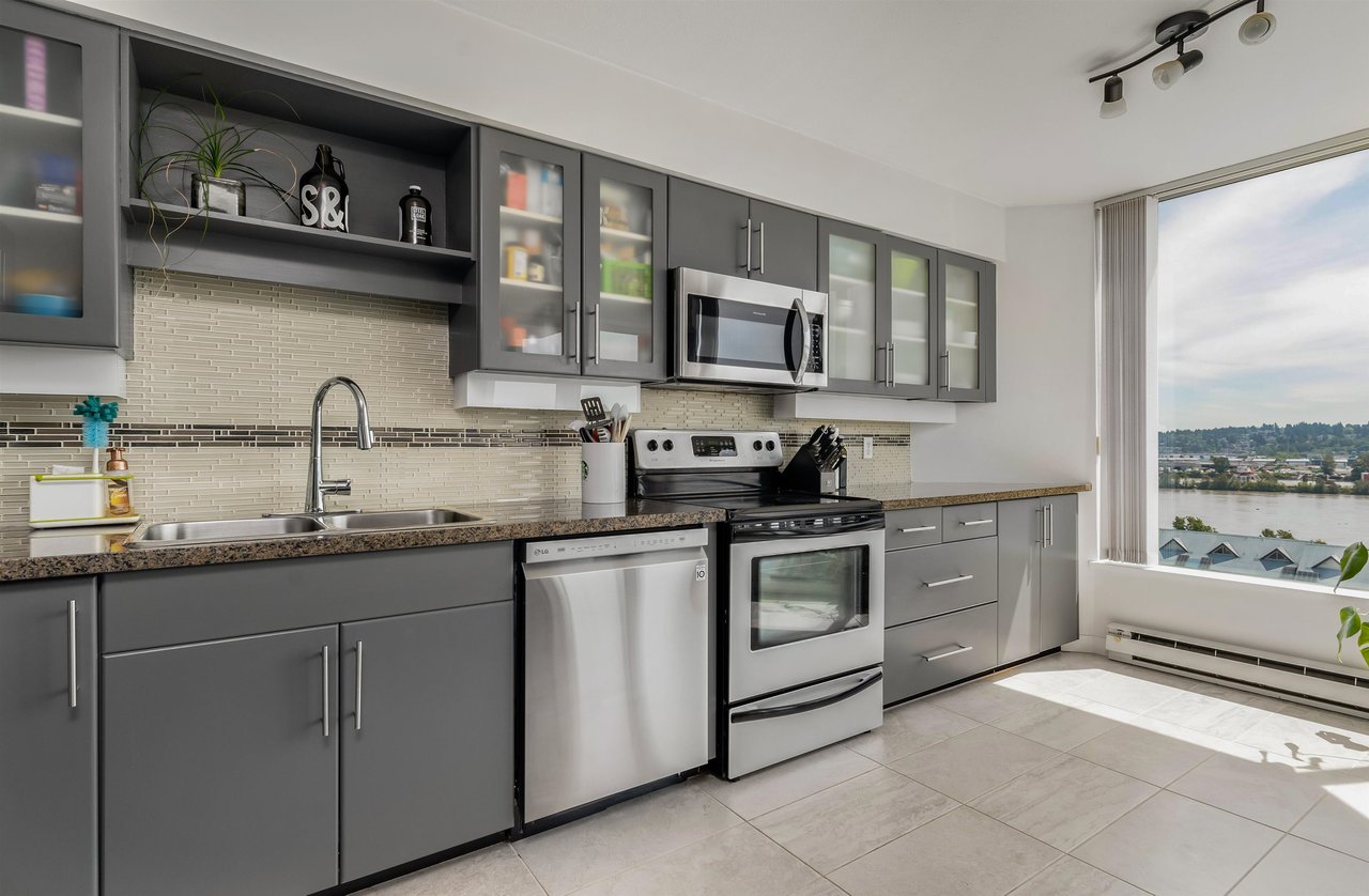 1102-1045 Quayside Dr