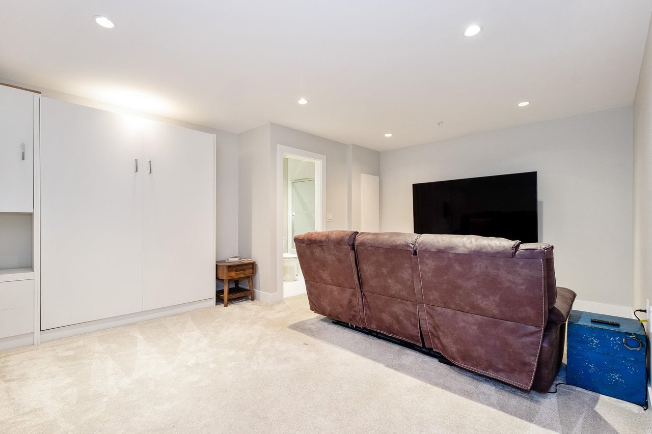 233 W 19th St