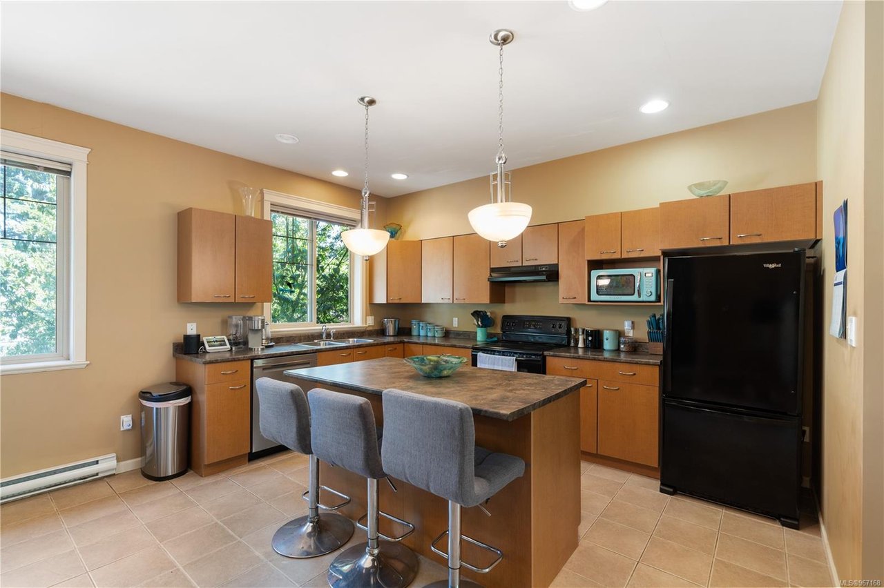 102-2920 Phipps Rd, Langford