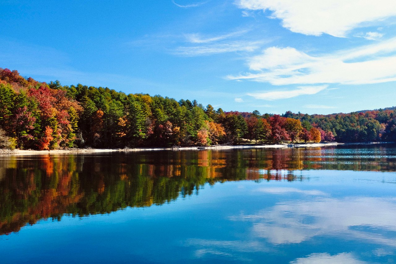 fall on lake glenville is a great place to enjoy the leaves