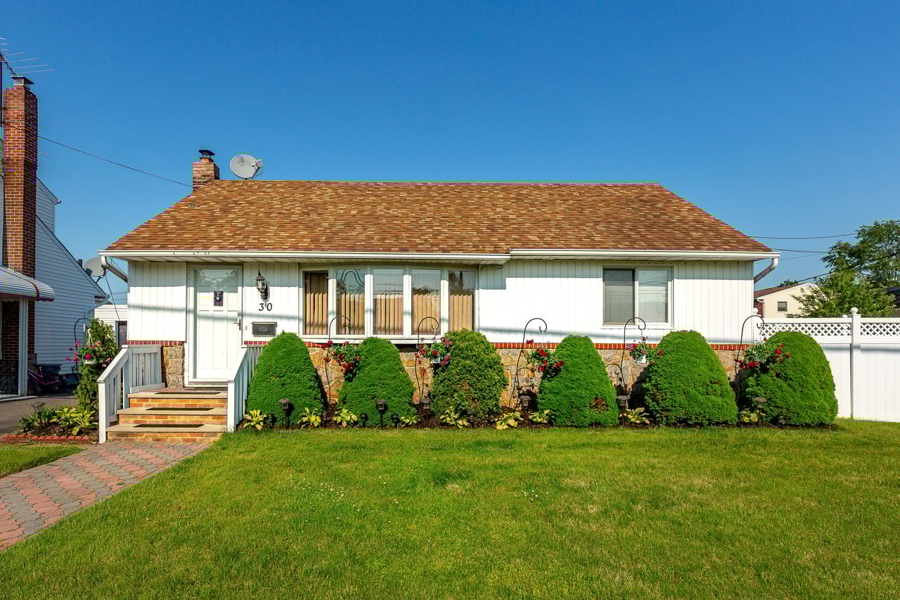 30 Gardner Ave, Hicksville