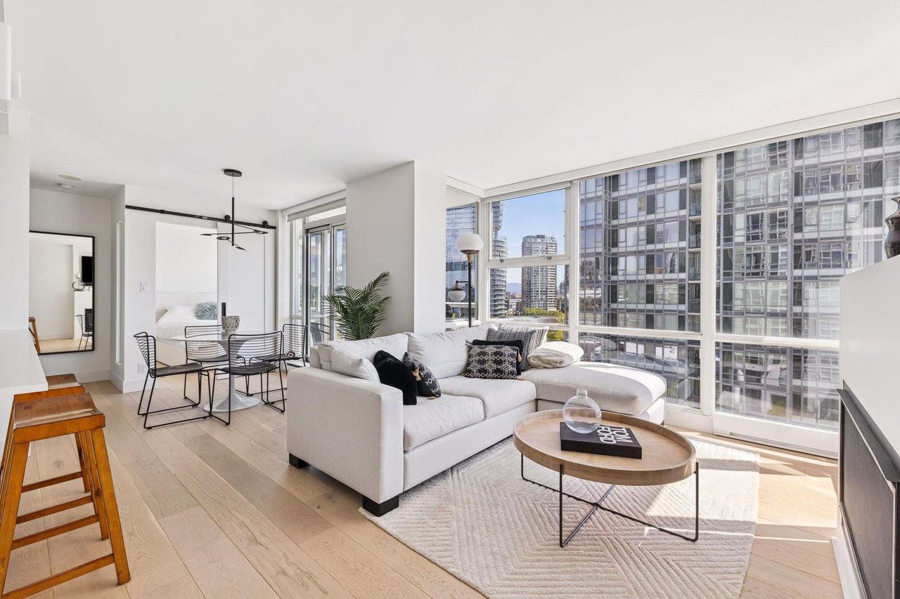 801-1077 Marinaside Cres