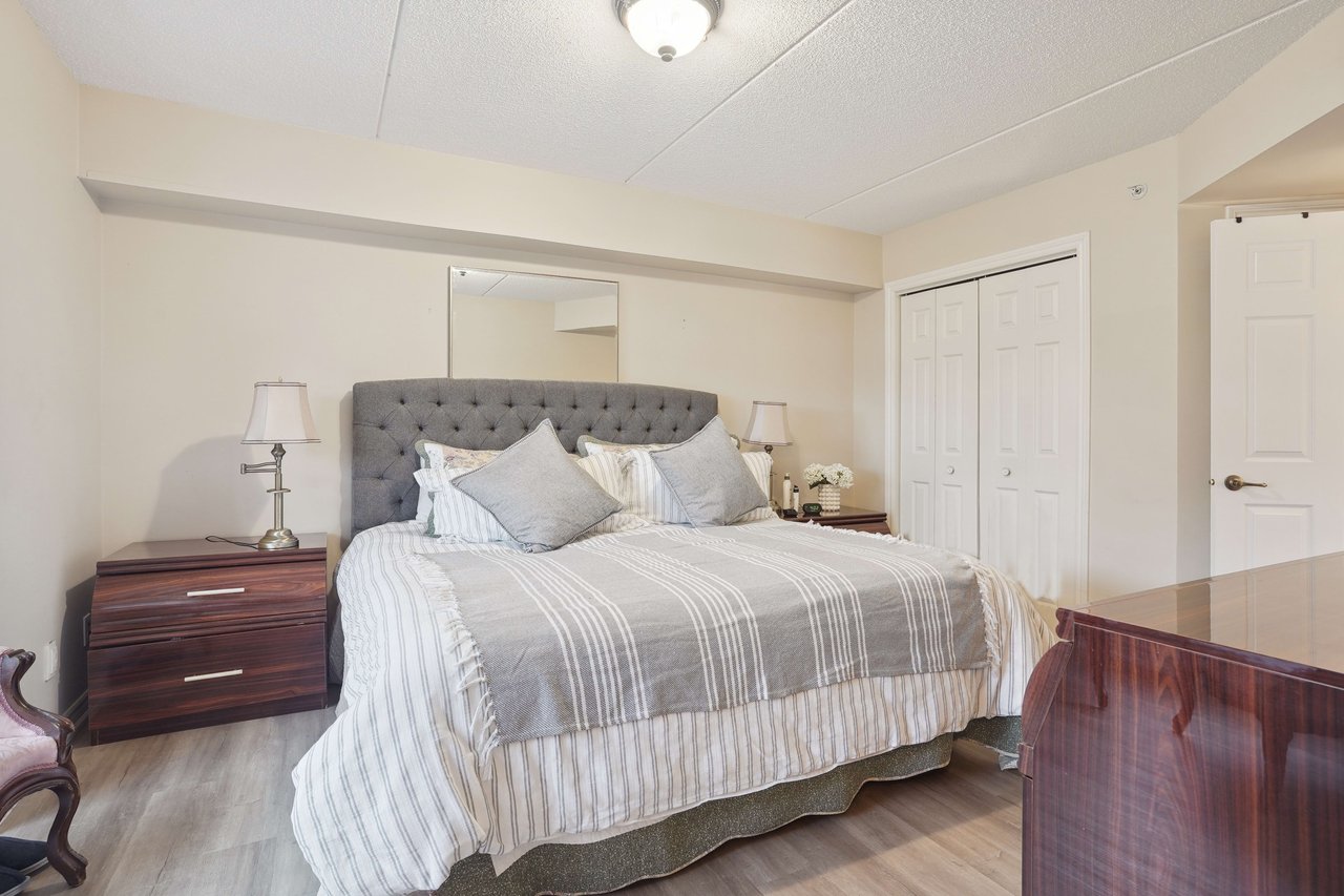 Welcoming 2 bedroom unit in sought after Glen Abbey neighbourhood