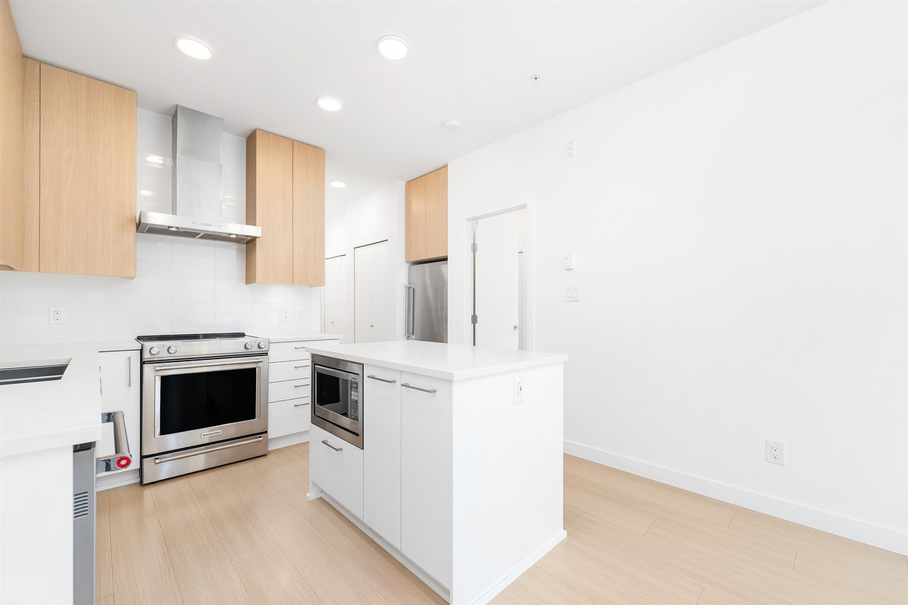 303-5460 Broadway Wy