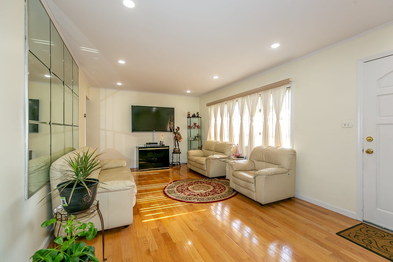 30 Gardner Ave, Hicksville