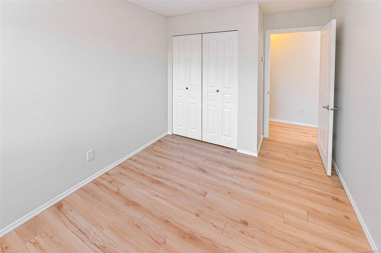 112-898 Vernon Ave, Saanich