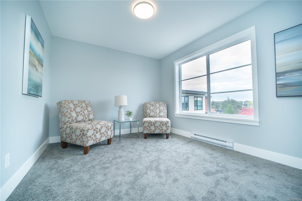5-1052 Tillicum Rd