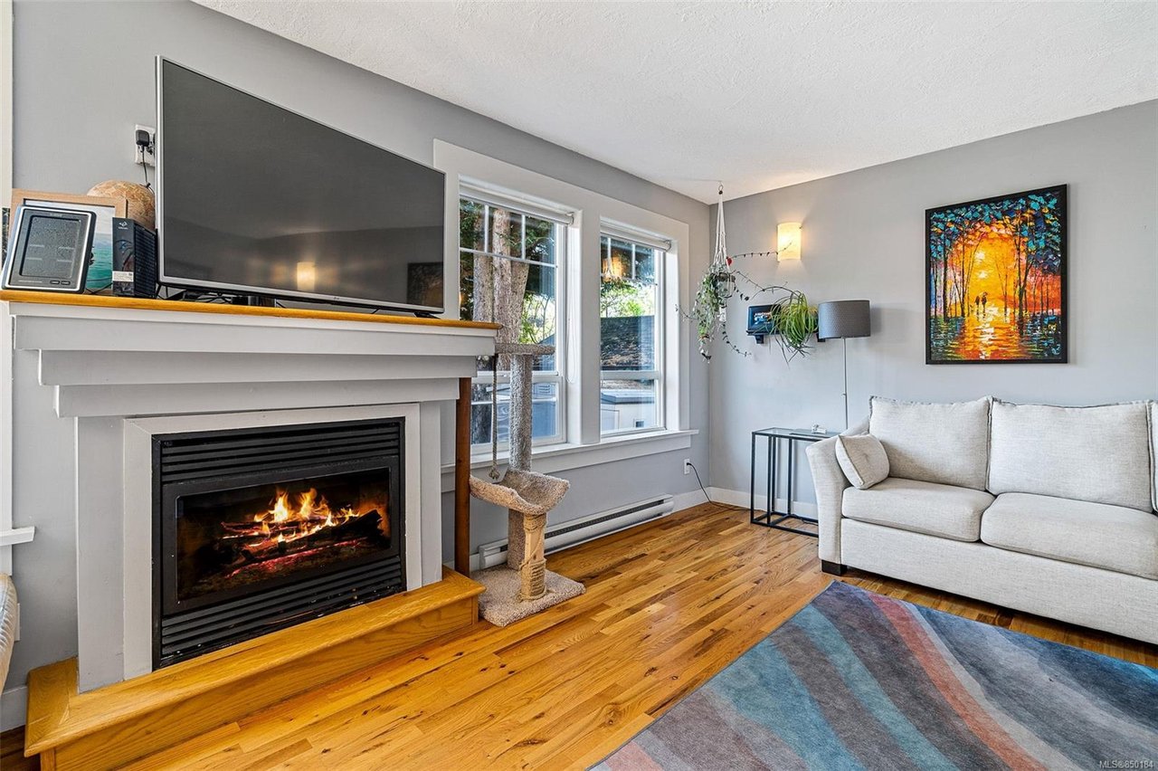 2-933 Empress Ave