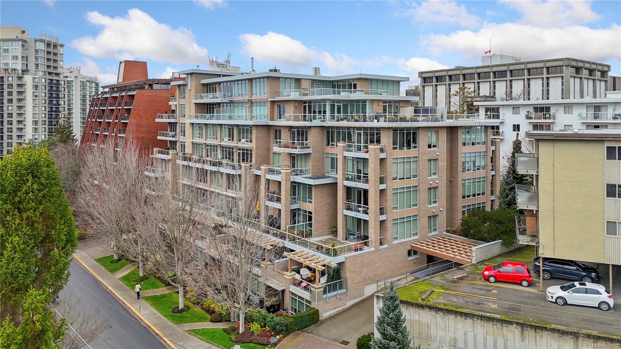 302-828 Rupert Terr, Victoria