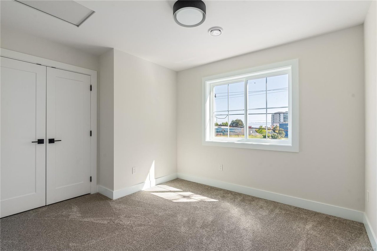 2-910 Old Esquimalt Rd
