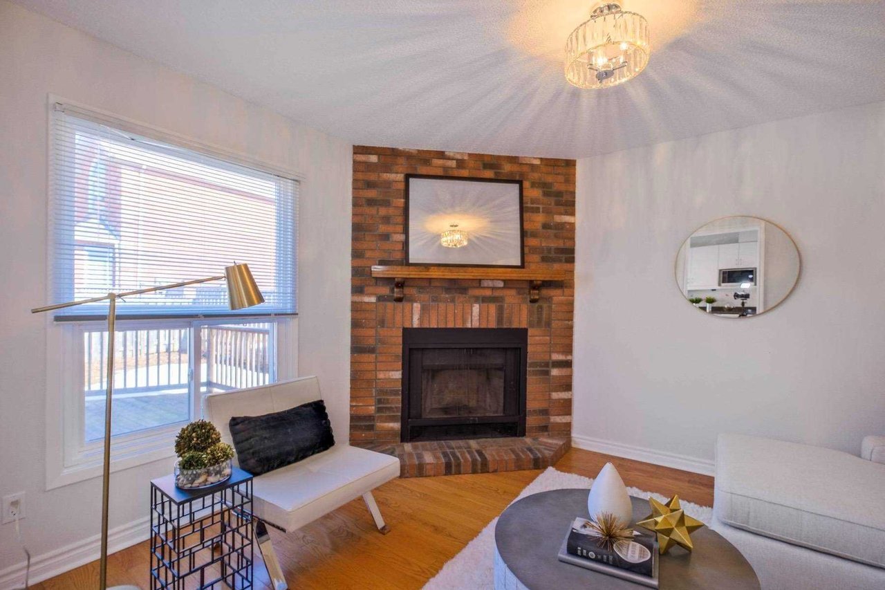 DETACHED CORNER LOT