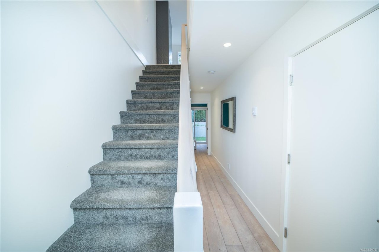 5-1052 Tillicum Rd
