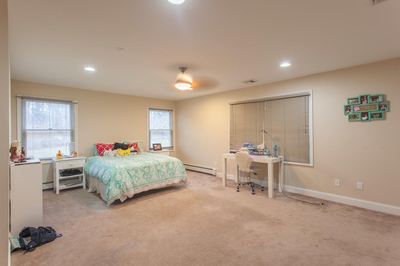 195 Cold Spring Rd, Syosset