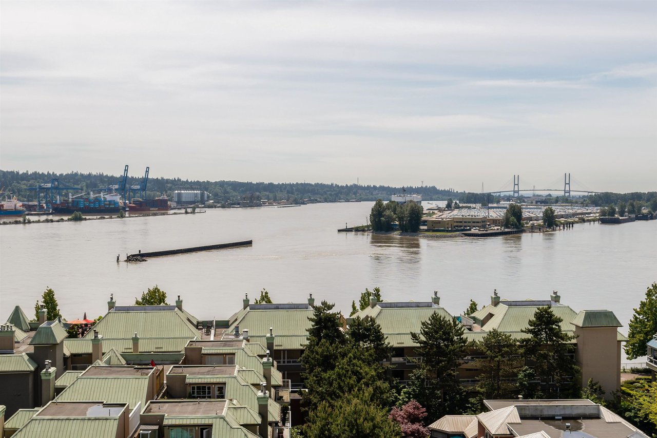 1102-1045 Quayside Dr