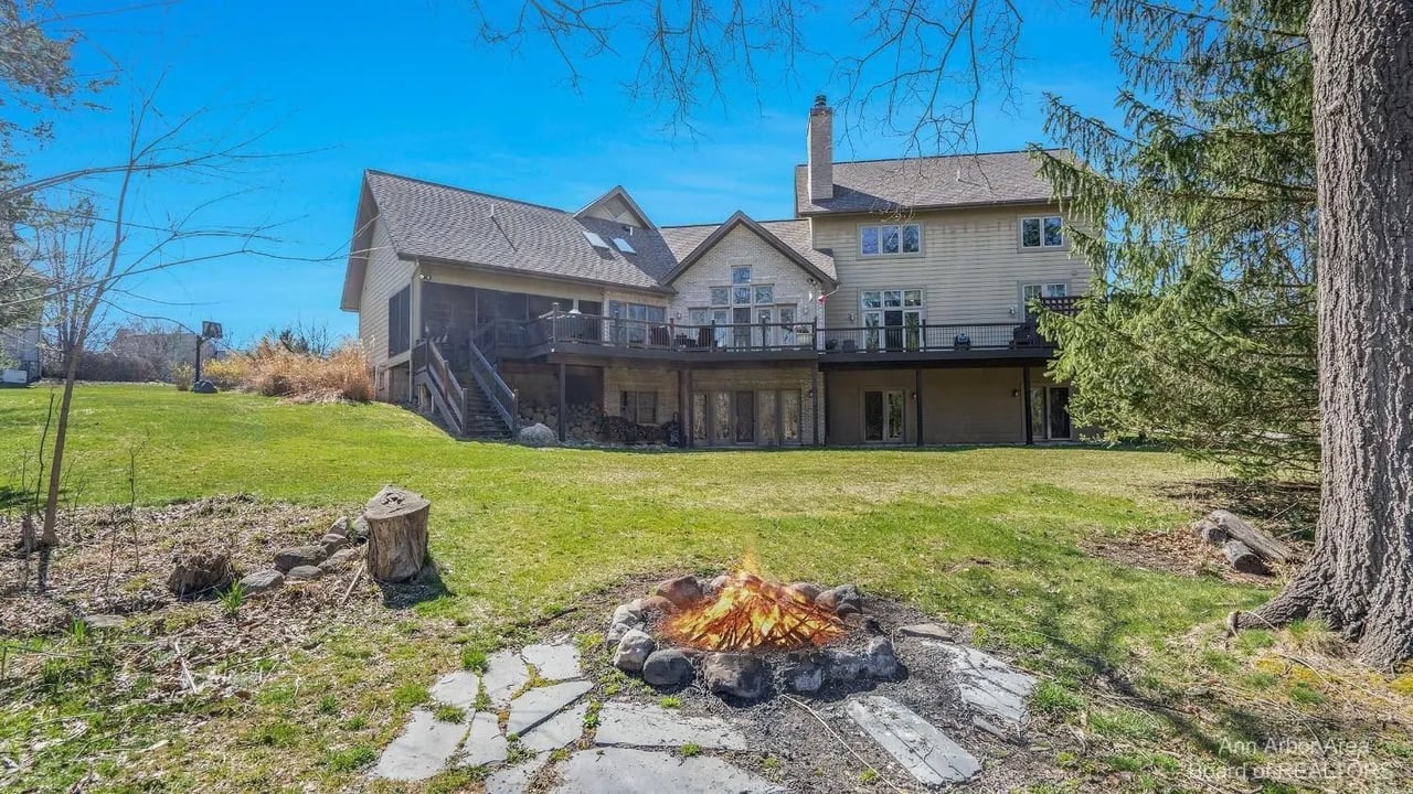 2566 Thornapple Drive, Ann Arbor, MI 48103