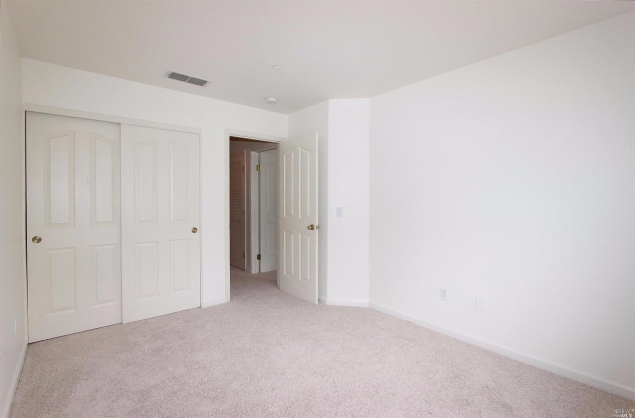 2525 Edgewater Dr