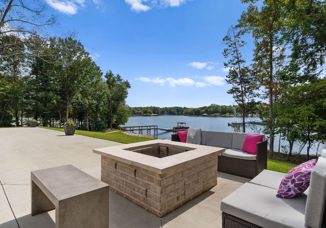 1812 Marthas Vineyard Road | Luxury Waterfront Modern Retreat