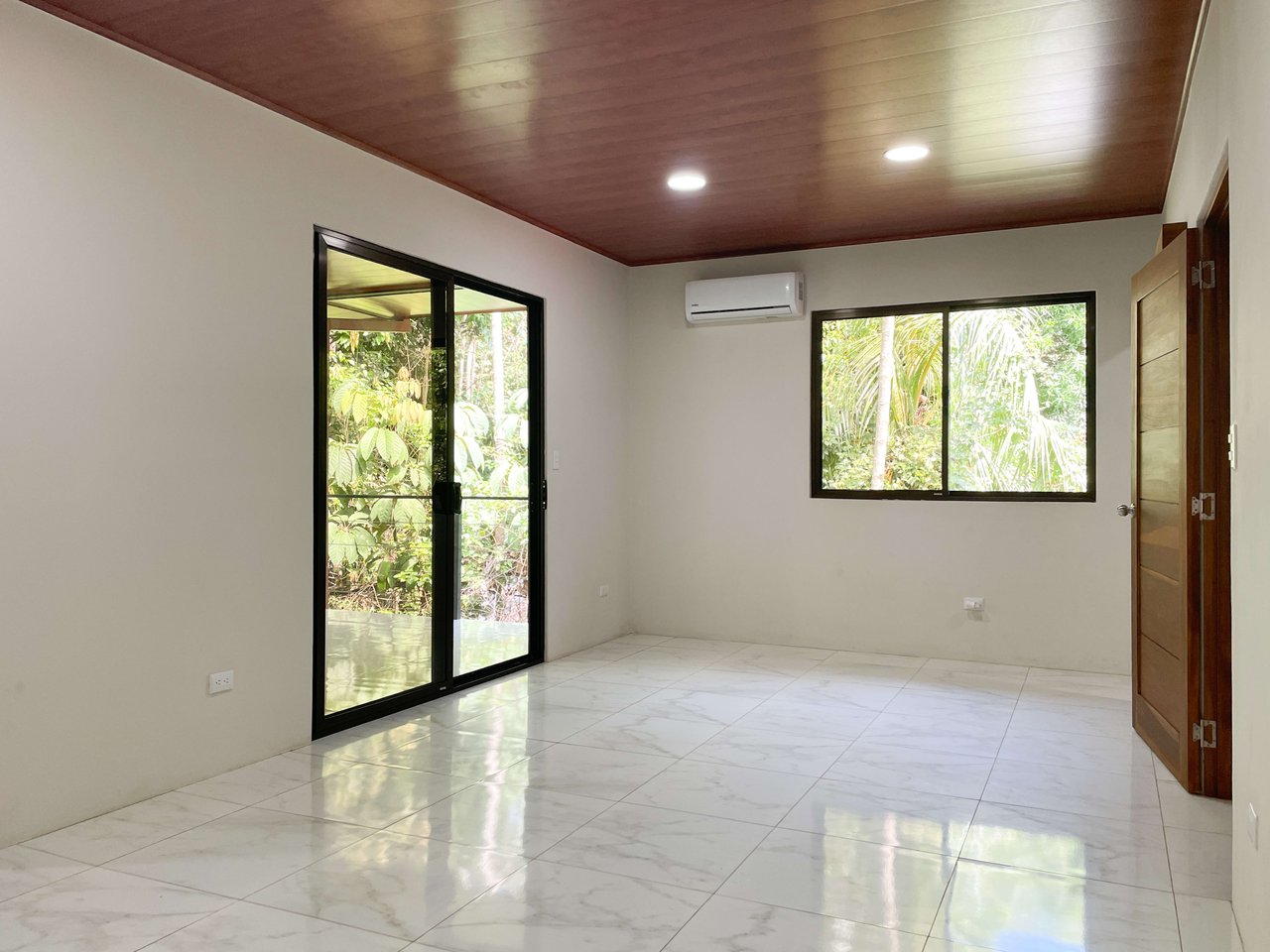 Newly-Built 4 Bedroom Serene Home, minutes from the Beach: Unbeatable Offer on the Market