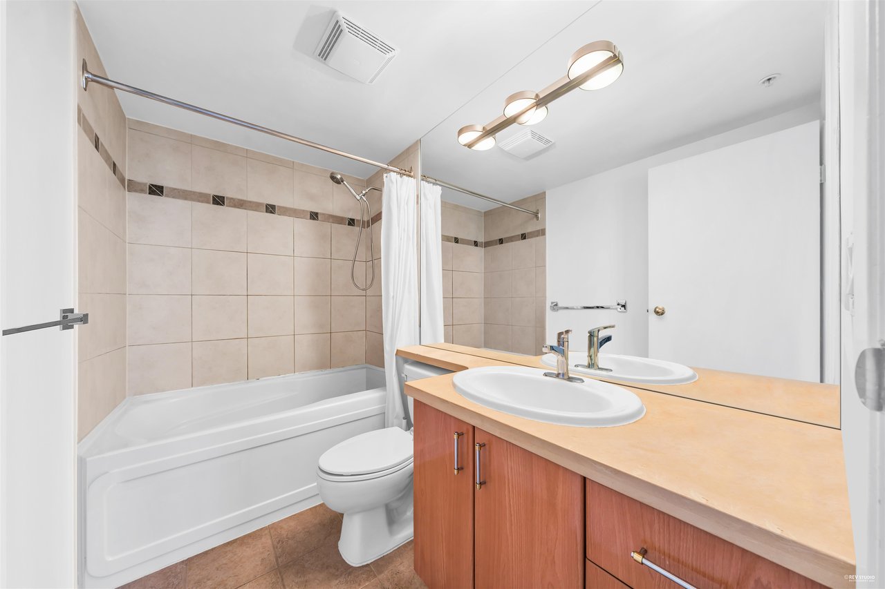 2207-1077 Marinaside Crescent, Vancouver