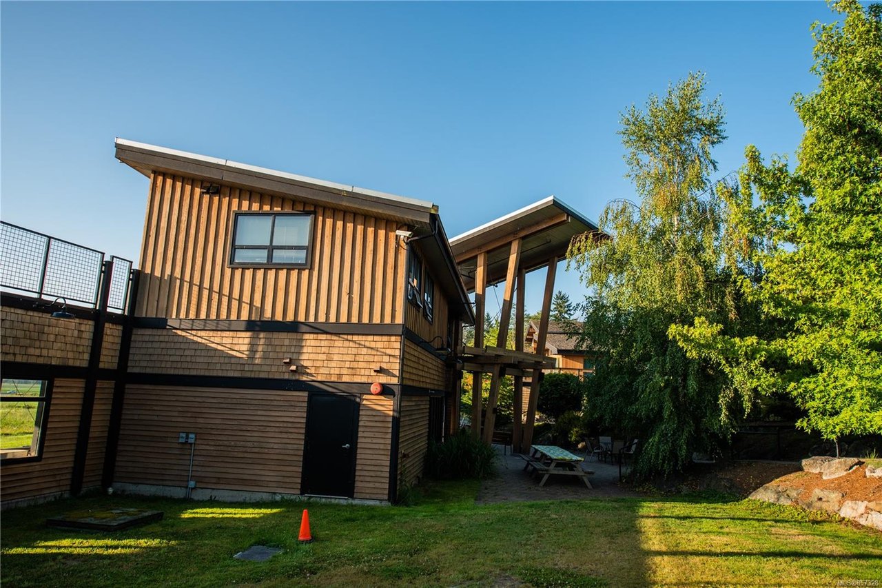 7081 Central Saanich Rd