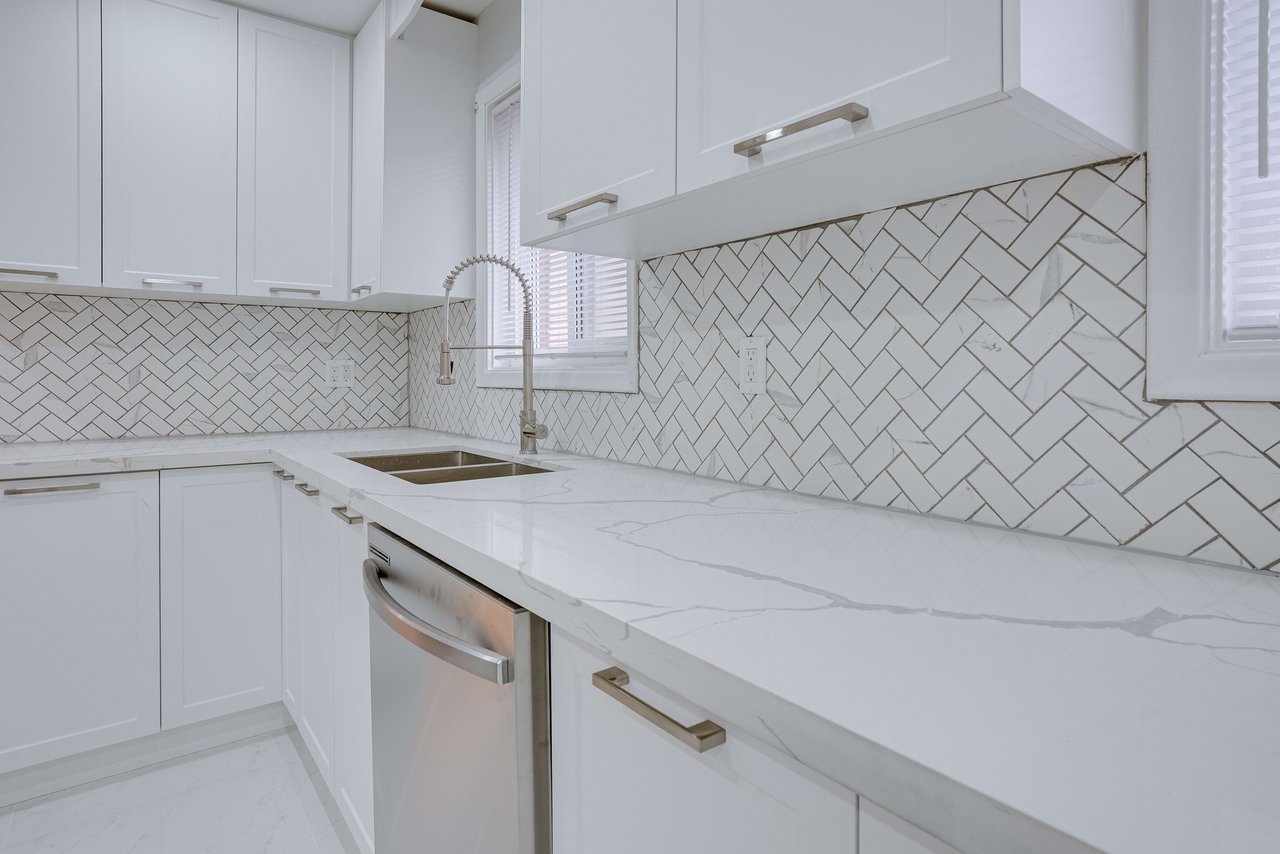 25 Karen Rd Unit: Upper