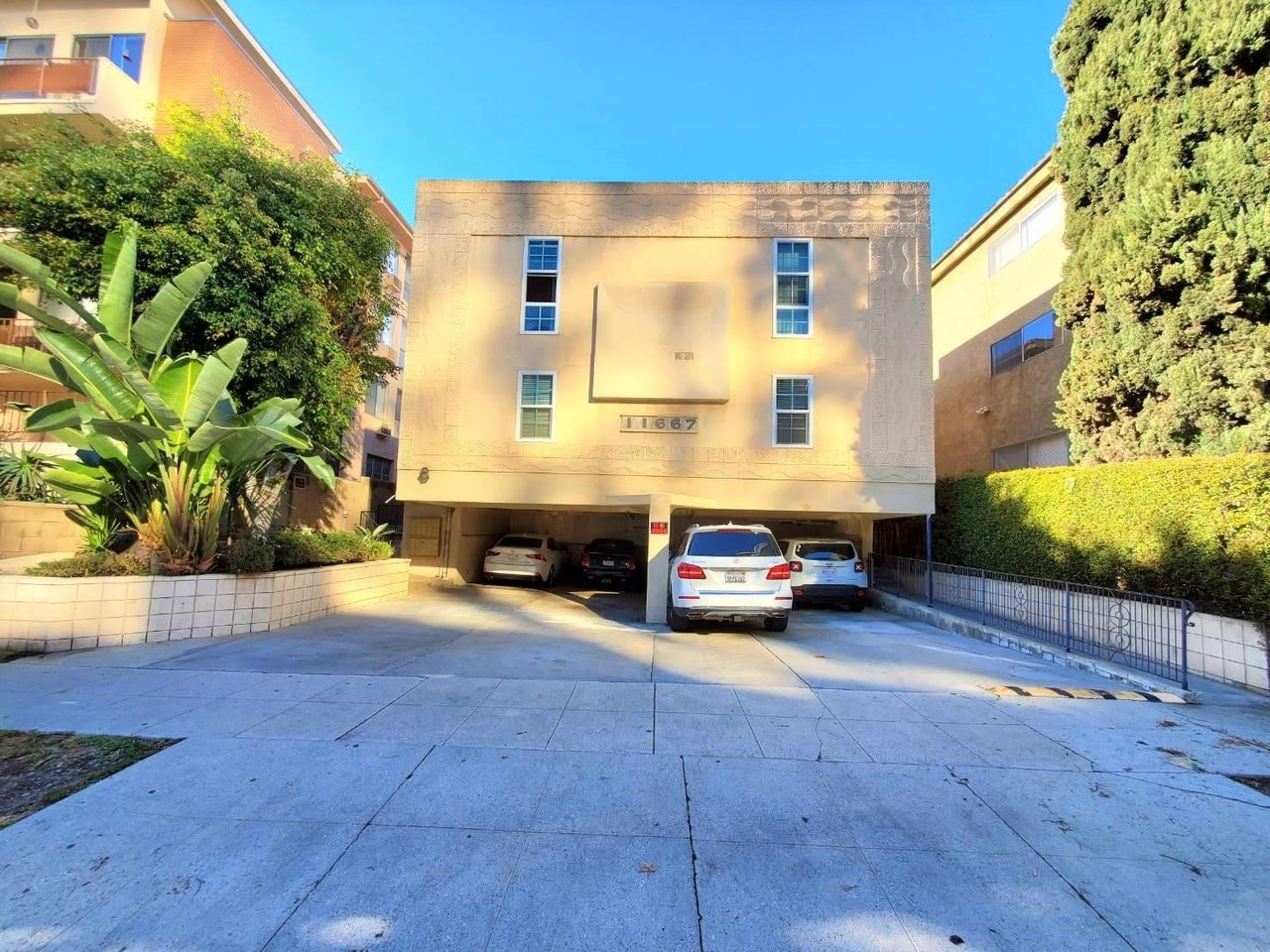 11667 Goshen Ave (10 Units)