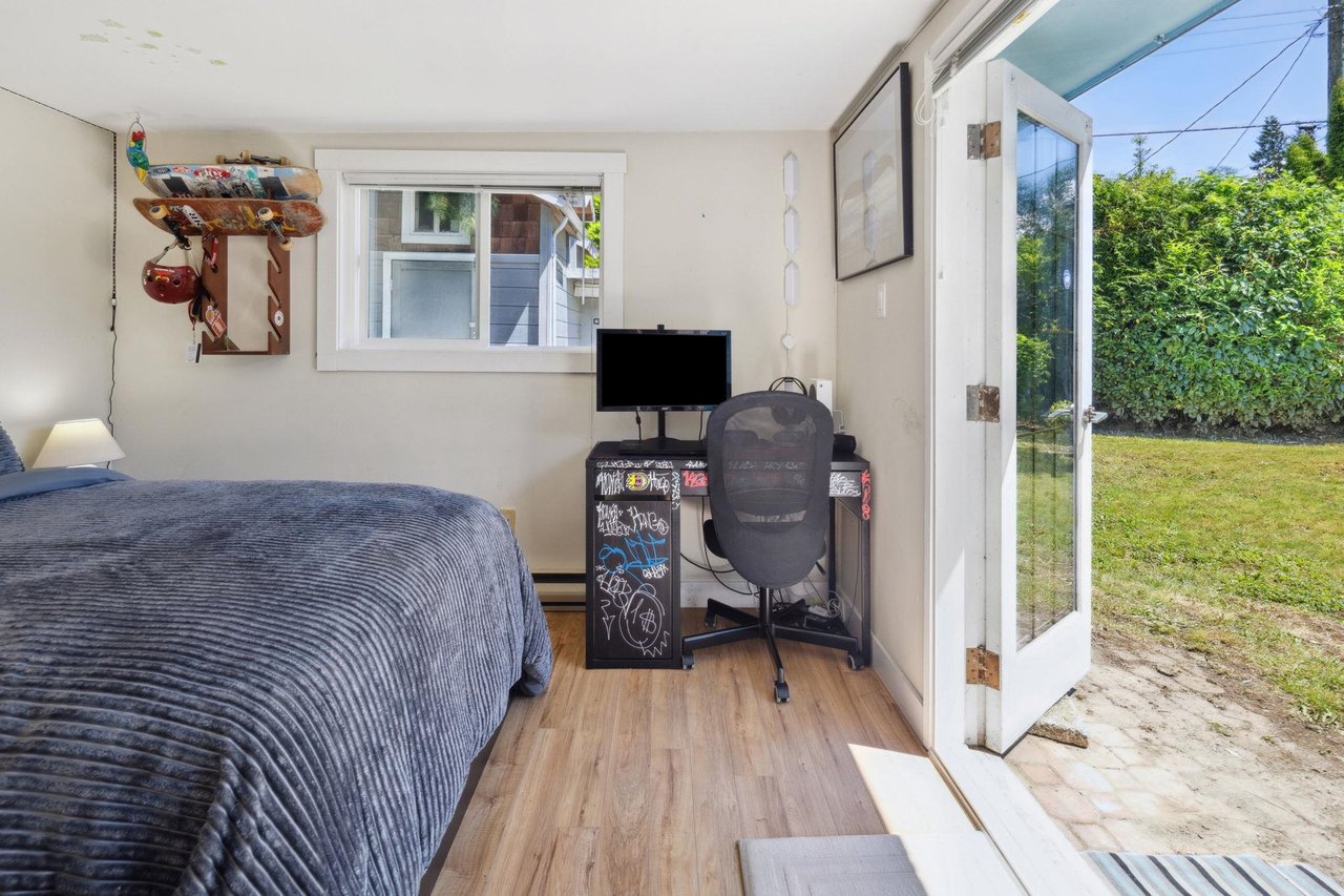 1384 Fernwood Cres