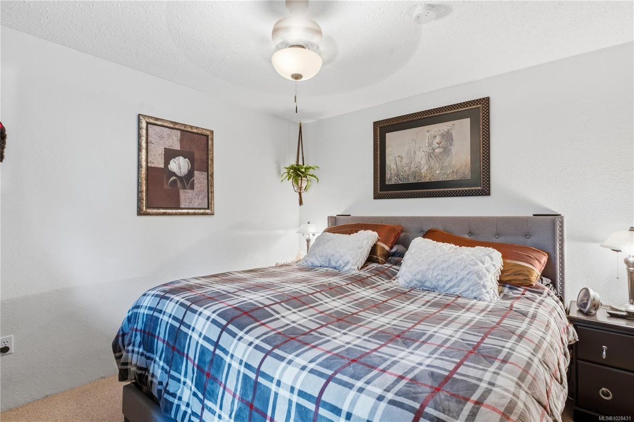 1639 Holly Cres