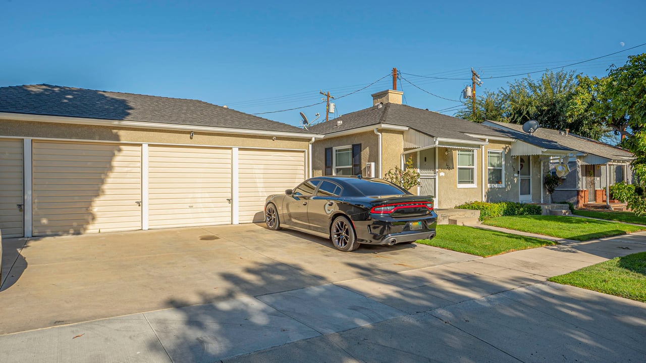 4-Plex in Prime Burbank Area with Great Upside Potential 