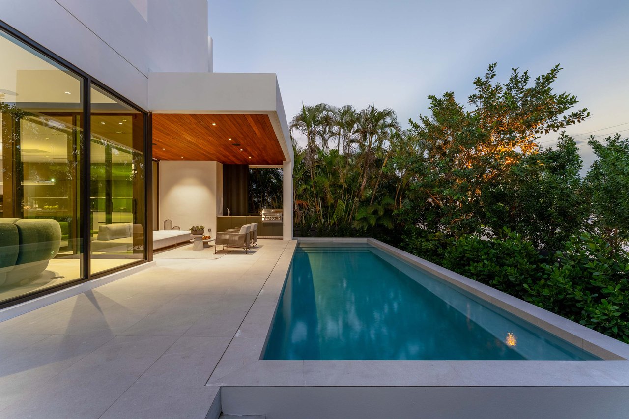 1098 N Venetian Dr